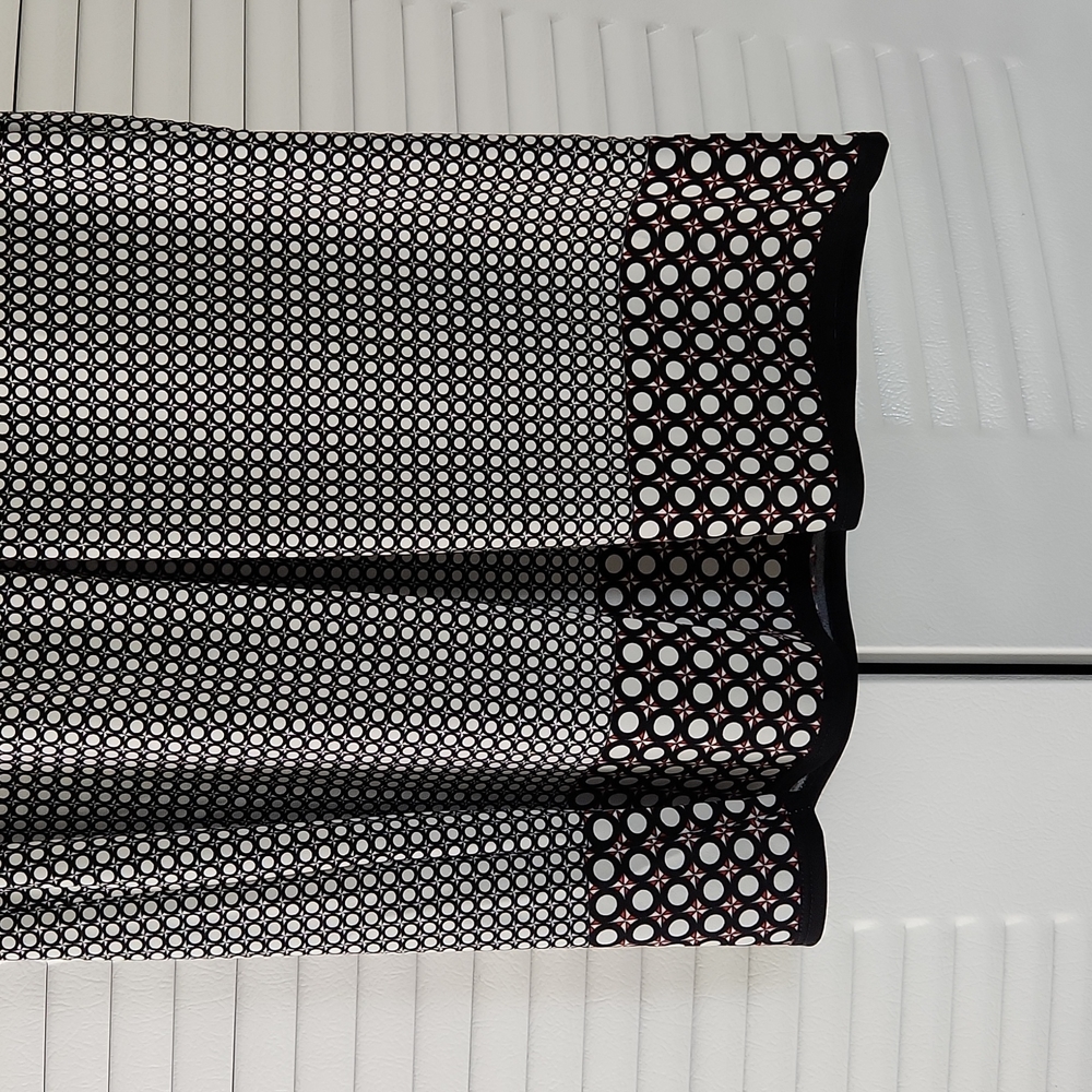 Sleeveless top black and white with red. - Picture 2 of 4